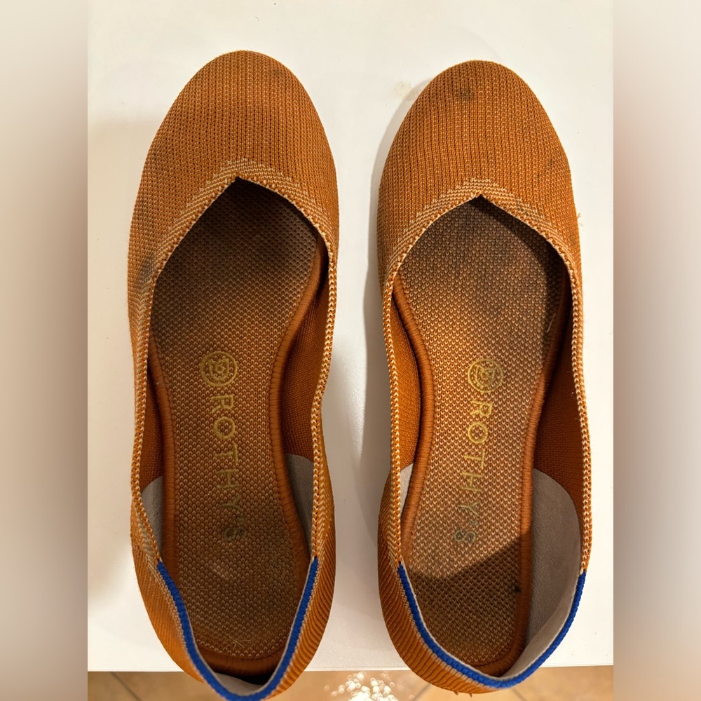 Used Rothys round toe flat in fawn color